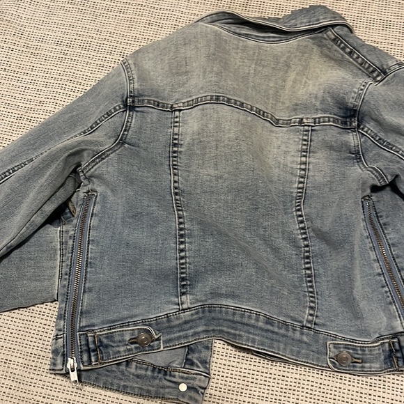 Thyme light blue denim jacket with button n zipper detailing - Picture 4 of 4